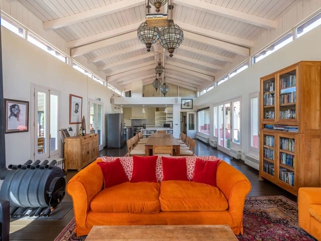 Image No.2-8 Bed Villa for sale