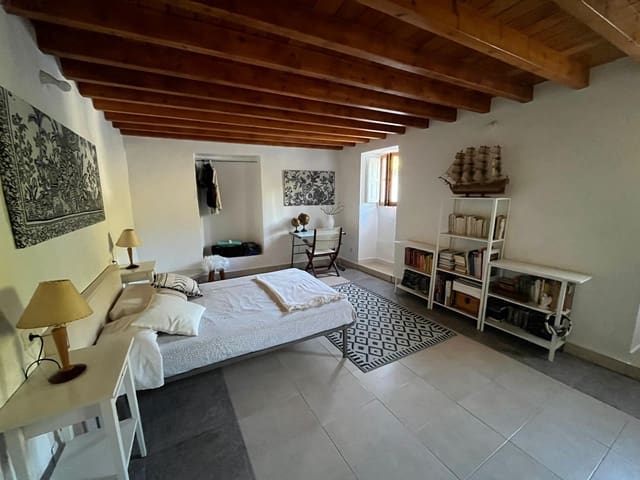 Image No.8-5 Bed Country House for sale