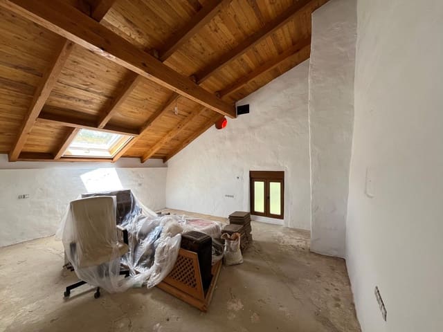 Image No.18-3 Bed Country House for sale