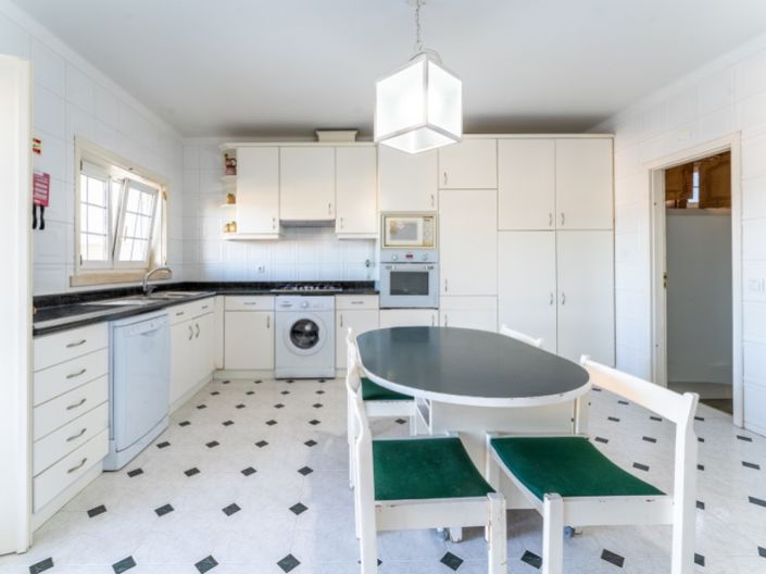 Image No.8-5 Bed House for sale