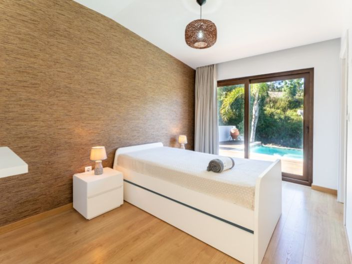 Image No.28-6 Bed House for sale