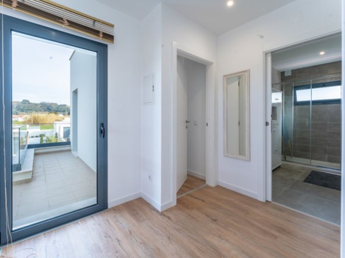 Image No.28-4 Bed House for sale