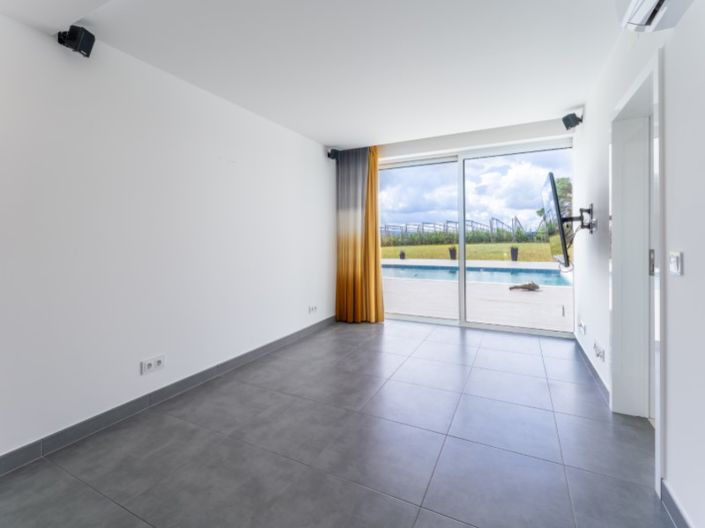 Image No.18-3 Bed House for sale