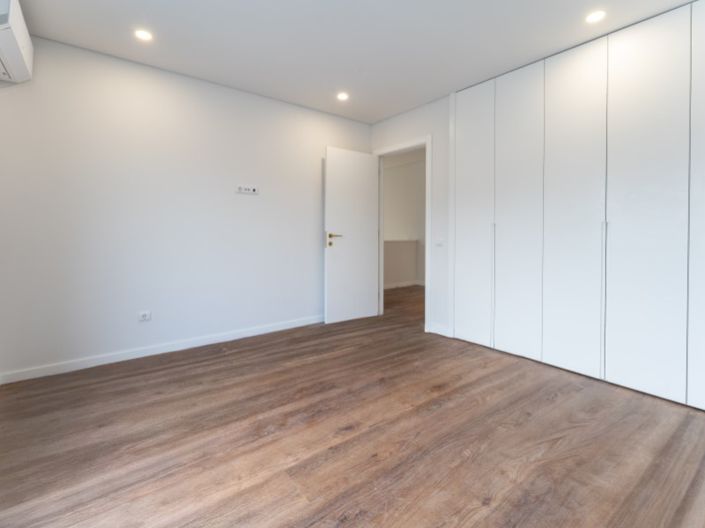 Image No.17-3 Bed House for sale