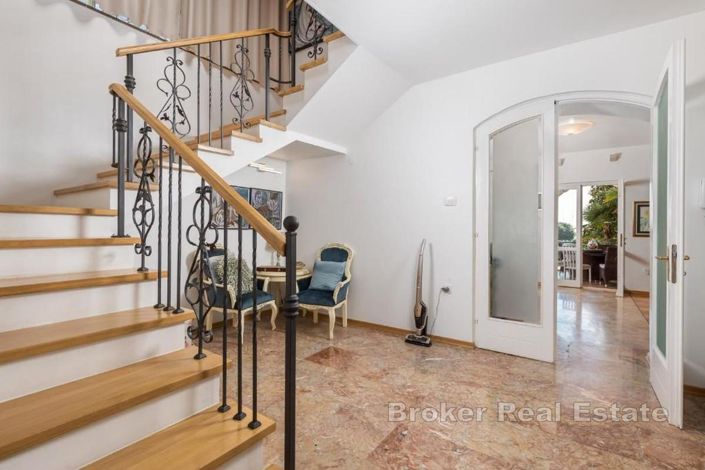 Image No.10-9 Bed Villa for sale