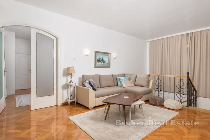 Image No.11-9 Bed Villa for sale