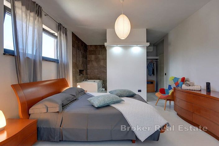 Image No.11-9 Bed Villa for sale