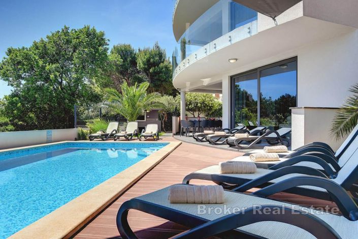 Image No.2-9 Bed Villa for sale