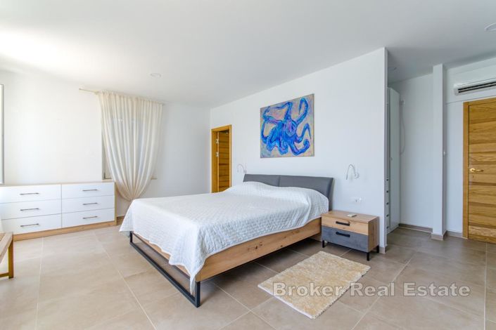 Image No.11-7 Bed Villa for sale