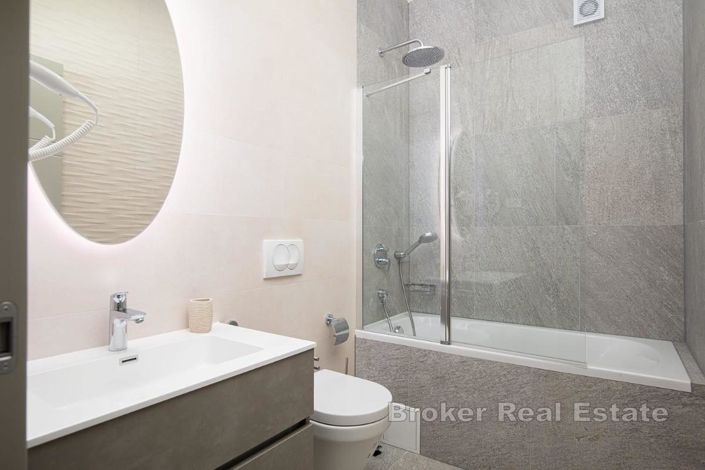 Image No.9-8 Bed Villa for sale