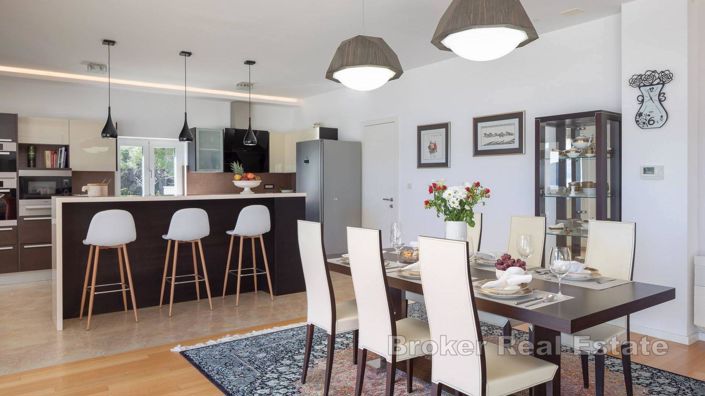 Image No.11-7 Bed Villa for sale