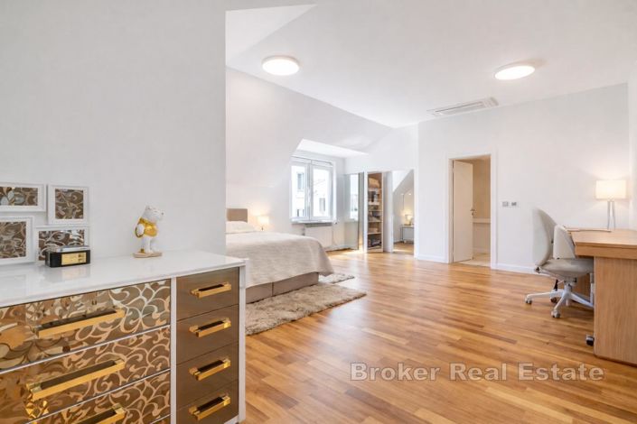 Image No.10-4 Bed Villa for sale