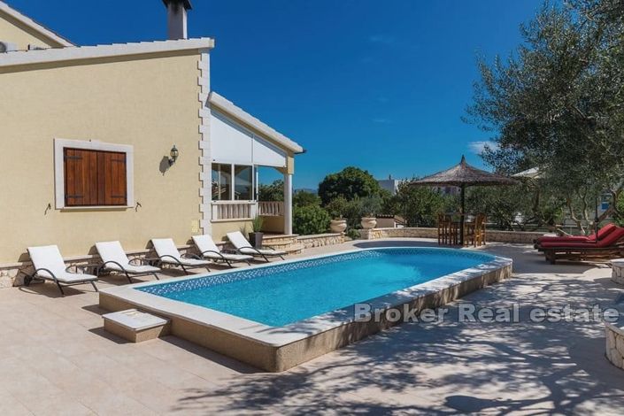 Image No.2-5 Bed Villa for sale