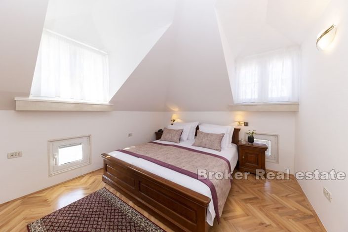 Image No.10-9 Bed Villa for sale