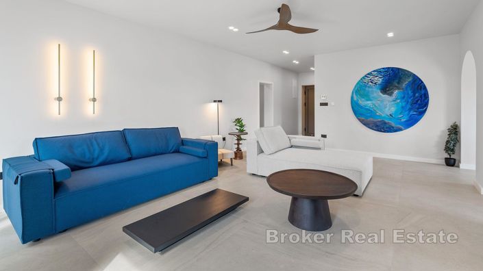 Image No.2-Villa de 11 chambres à vendre à Omiš