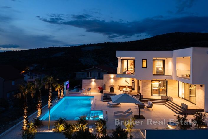 Image No.2-4 Bed Villa for sale