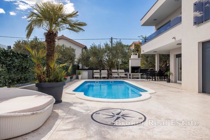 Image No.2-5 Bed Villa for sale