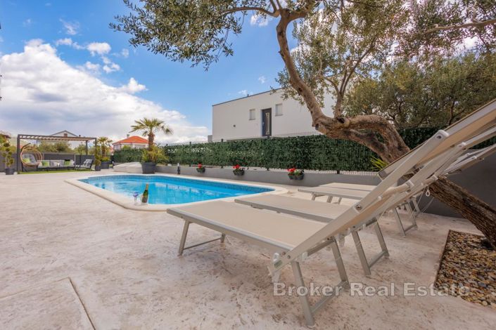 Image No.3-5 Bed Villa for sale