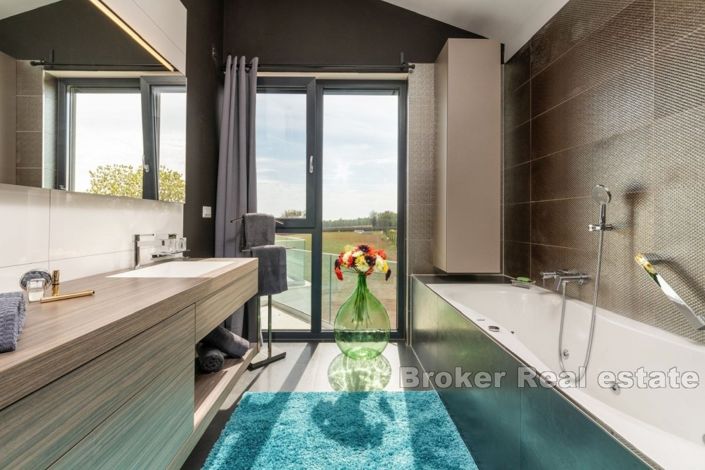 Image No.10-6 Bed Villa for sale