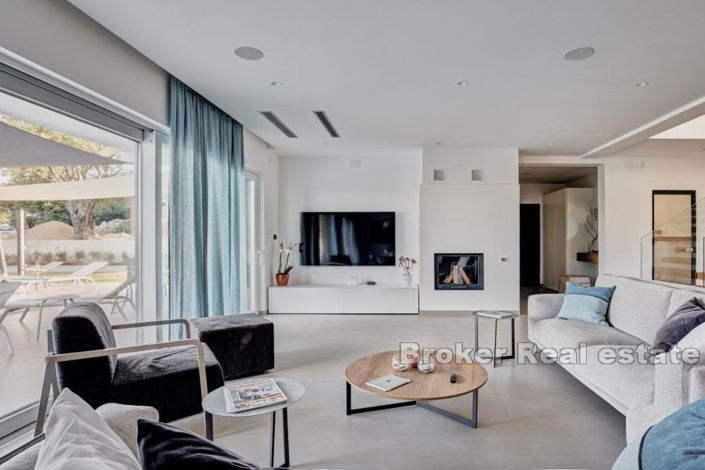 Image No.2-4 Bed Villa for sale