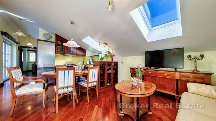 Image No.12-9 Bed Villa for sale