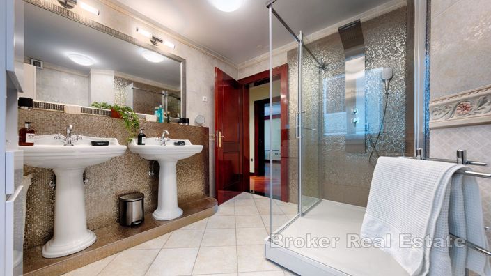 Image No.20-9 Bed Villa for sale