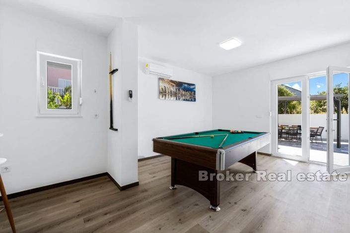 Image No.11-10 Bed Villa for sale