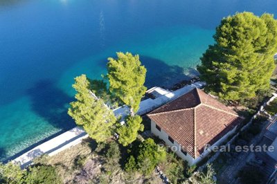 1 - , Villa