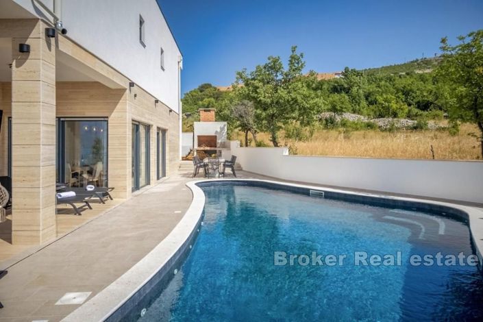 Image No.2-6 Bed Villa for sale