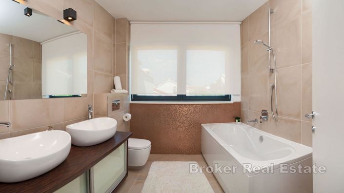 Image No.14-Villa de 6 chambres à vendre à Ciovo