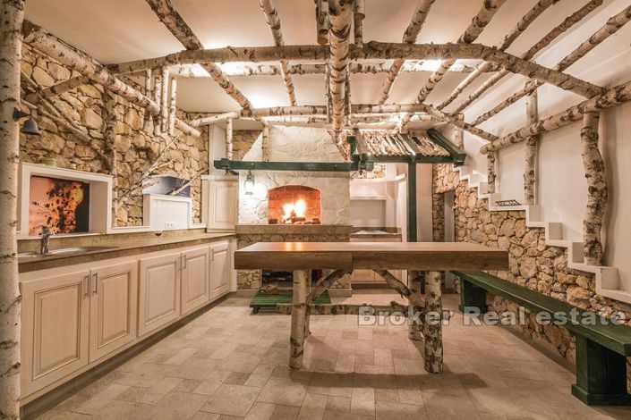 Image No.15-8 Bed Villa for sale