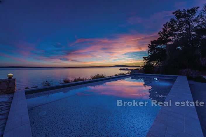 Image No.2-8 Bed Villa for sale