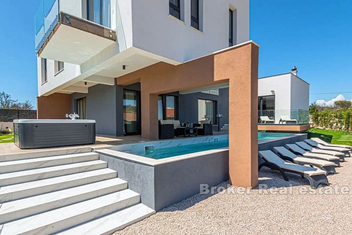 Image No.3-4 Bed Villa for sale