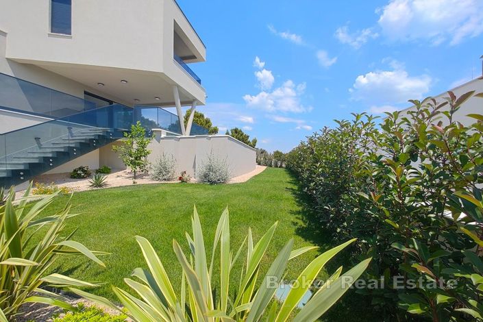 Image No.2-4 Bed Villa for sale