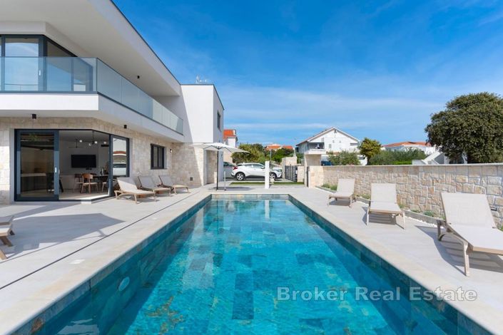 Image No.2-4 Bed Villa for sale