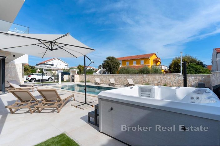 Image No.3-4 Bed Villa for sale