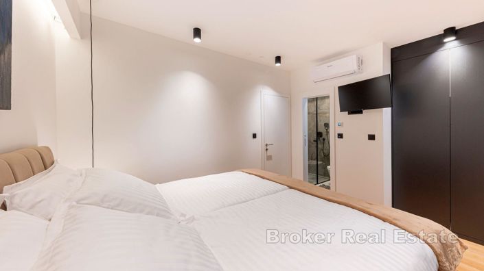 Image No.10-12 Bed Villa for sale