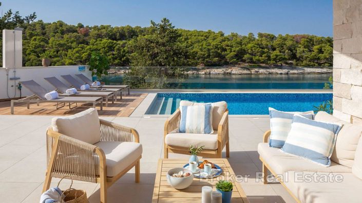 Image No.2-6 Bed Villa for sale