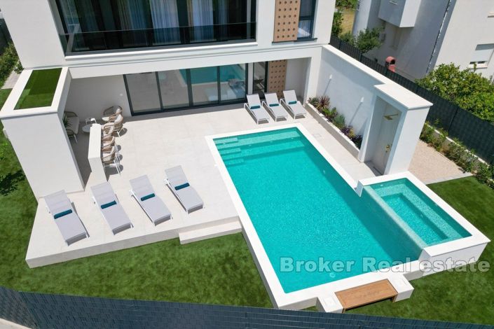 Image No.2-6 Bed Villa for sale