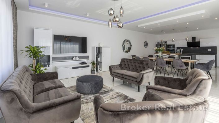 Image No.6-5 Bed Villa for sale