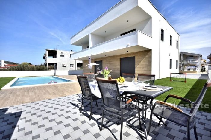 Image No.2-7 Bed Villa for sale