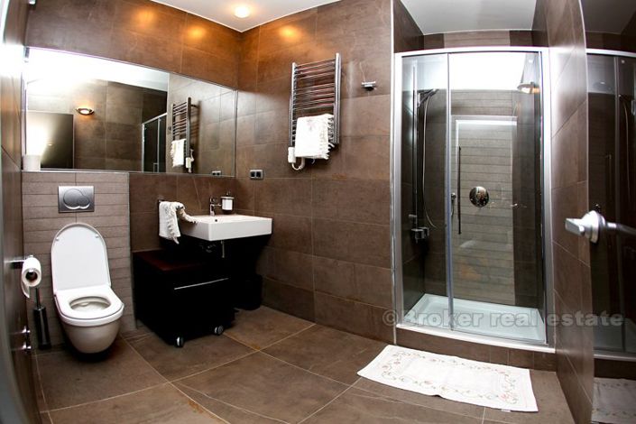 Image No.18-8 Bed Villa for sale