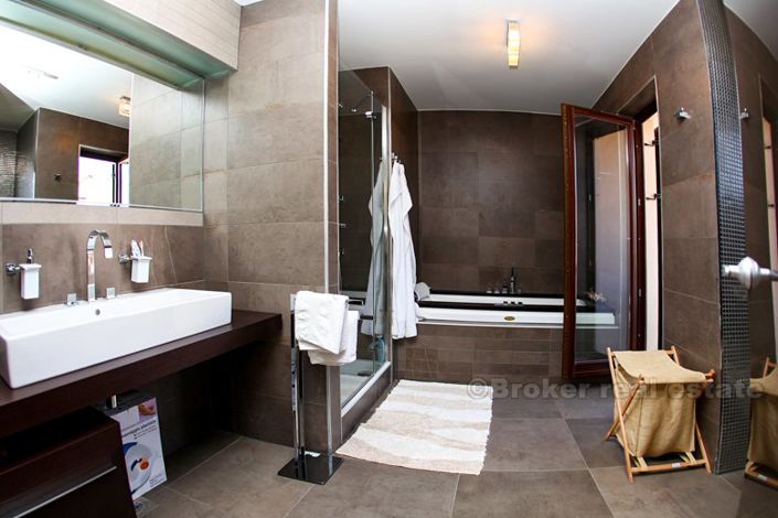 Image No.19-8 Bed Villa for sale