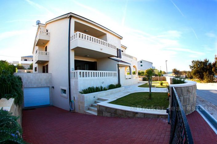 Image No.4-8 Bed Villa for sale