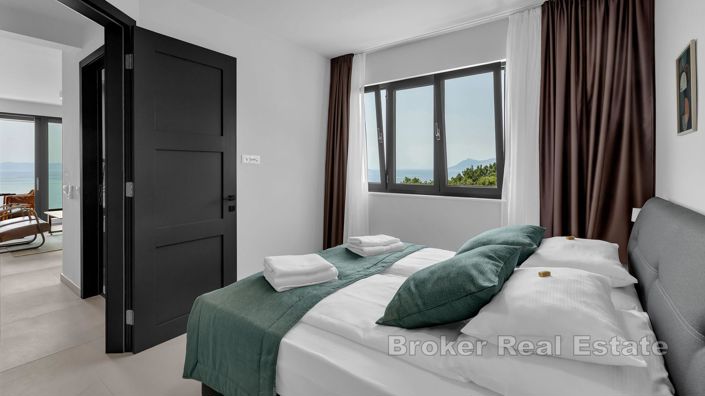 Image No.12-16 Bed Villa for sale