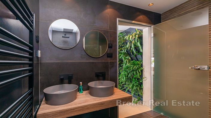 Image No.21-7 Bed Villa for sale