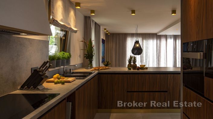 Image No.8-7 Bed Villa for sale