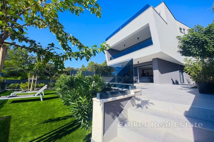 Image No.3-4 Bed Villa for sale