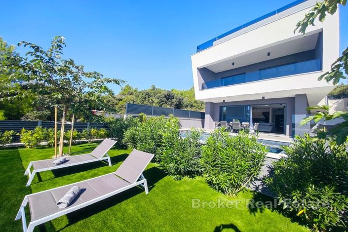 Image No.4-4 Bed Villa for sale