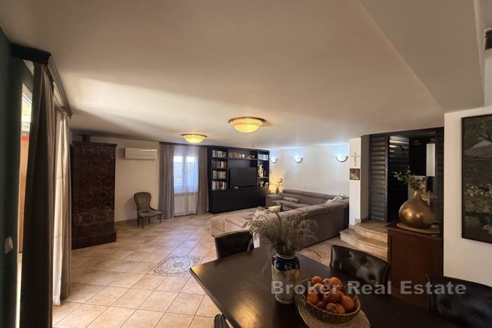 Image No.9-8 Bed Villa for sale